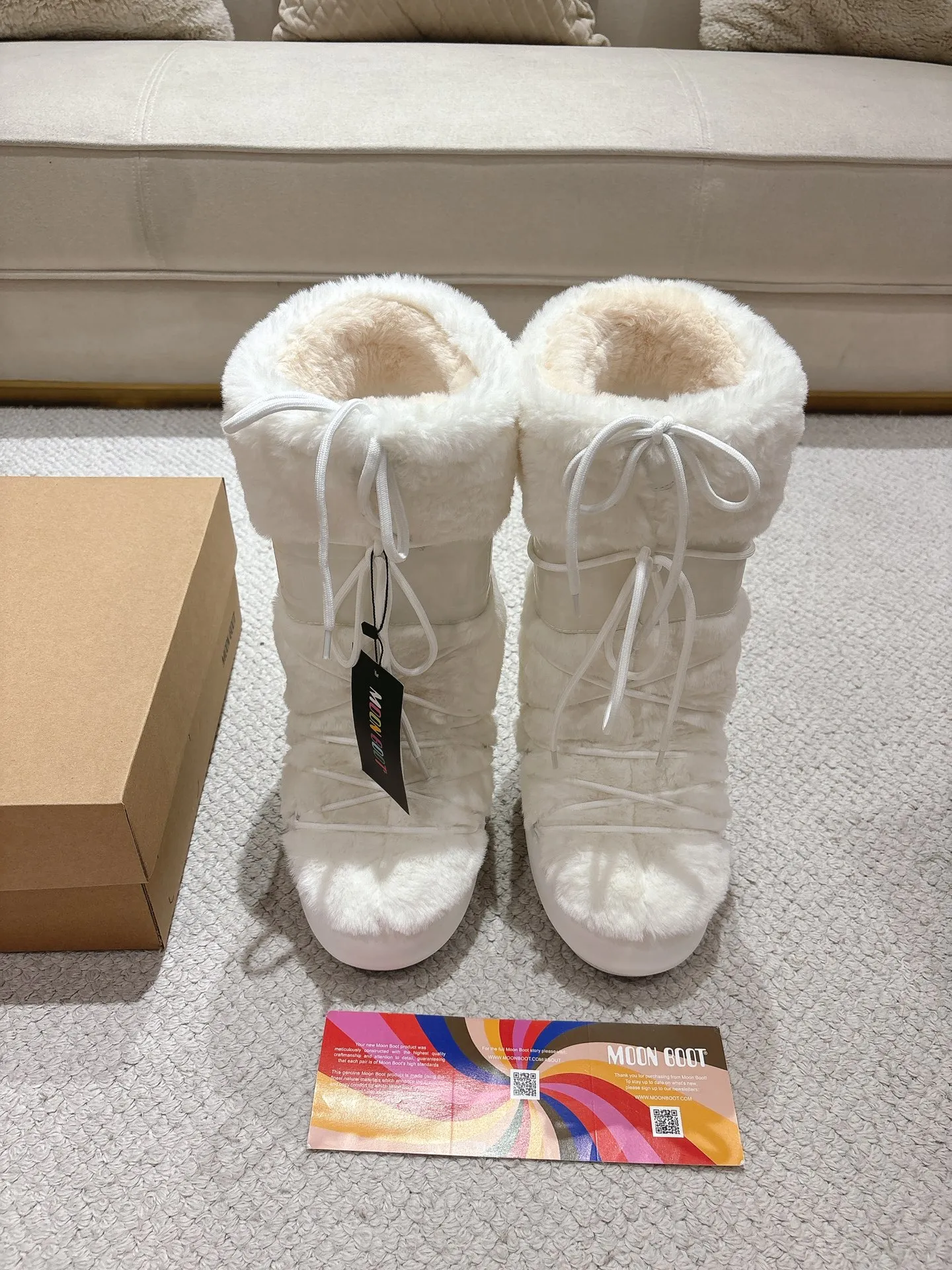p680 [Exclusive top quality | New upgraded version] ✨A must-buy in winter 2025! Moon Boot moon snow boots - the ultimate warm weapon for fashionistas ❄️ Forget UGG! This winter🔥The "ugly Big Mac" that dominates the streets is here~ 👢The same Y2K retro style from Paris Hilton and Beckham is back! 4cm taller inside ✨ Invisible leg lift · Extremely slimming 👌 Fluffy and soft but not bloated, instantly show off your sense of style when put on your feet 🦋 The same style for both men and women | Can be worn by both men and women | Regardless of left or right foot!  ❄️Maximum thermal insulation power｜No pressure for fun in the snow 💫Trendy style code｜Easily achieve the Millennial hot girl style Say goodbye to ordinary snow boots ~ This winter you need to be warm and rusty! 🌟 #MoonBoot snow boots #winter hot style #瞞小similar style #millennium style wear ❶Fabric: original custom/cowhide/woven wool/high mercerized waterproof cloth ❷Inner: original 100% silk cotton liner ❸Feet: original 100% silk cotton liner ❹Outsole: original molded two-color non-slip outsole ❺Sole thickness: 4cm (including inner**) ❻Number of codes: 35-40 (41. Customized) ❼Packaging: Original full set of packaging ☀Color: Official website updated simultaneously